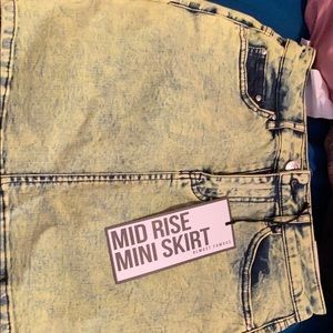 Almost Famous Mid rise skirt
